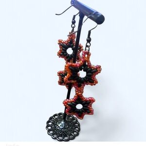 Elegant Star Beaded Earrings - Black and Red